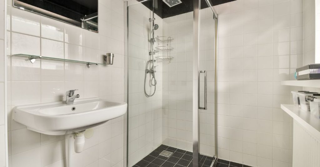 Como Limpar Box de Vidro no Banheiro em Belém: 4 Passos e Dicas Box de vidro em Belém